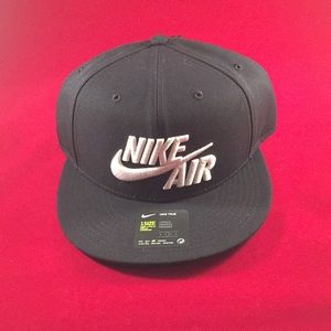 Black Nike snap back hat